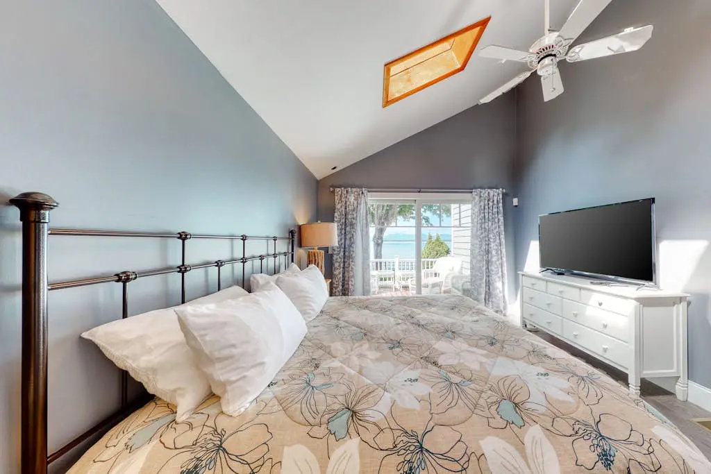 Long Sands Lakefront Home