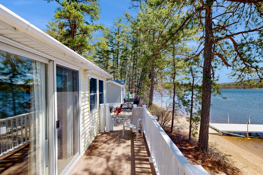 Tranquil lakefront cottage with private beach, boat slip & fishing kayak access