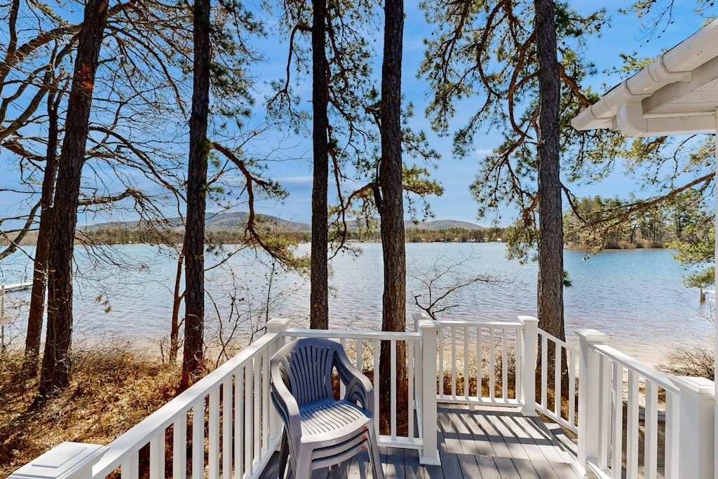 Lakefront home with private beach, access to dock/fishing/kayaks/boat slip