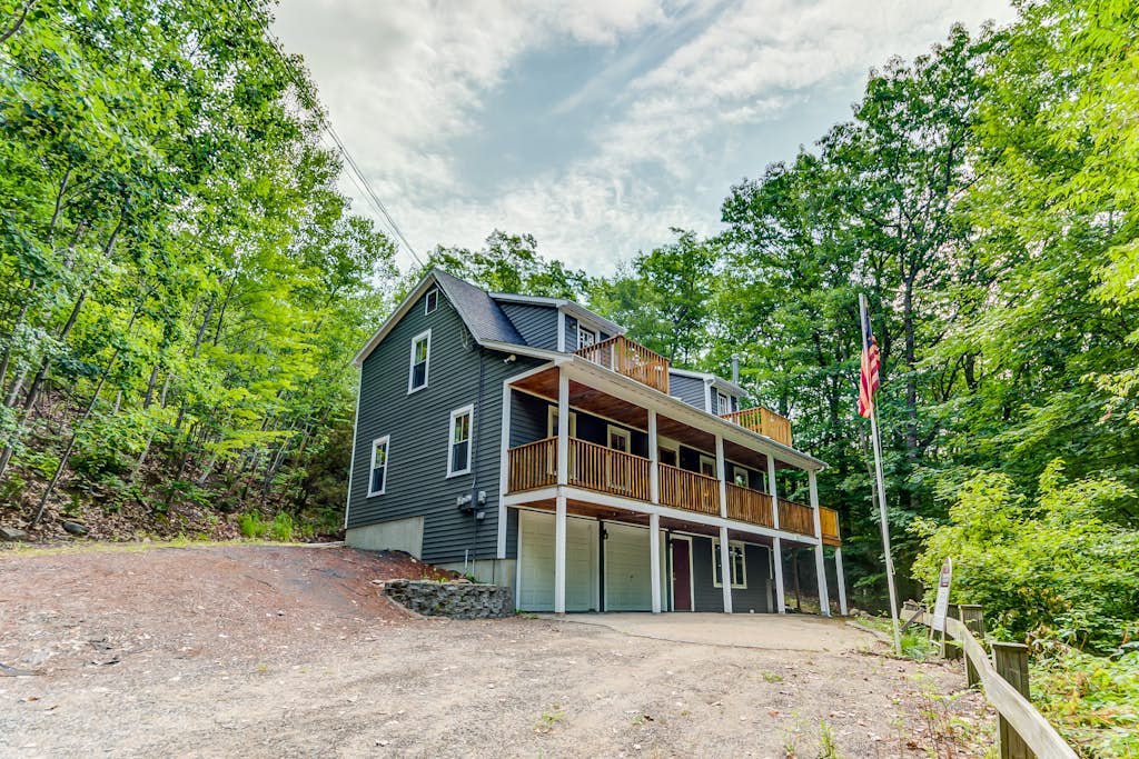 Dog-friendly home with large deck, AC, grill, fireplace & beach access