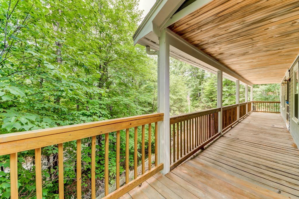 Dog-friendly home with large deck, AC, grill, fireplace & beach access