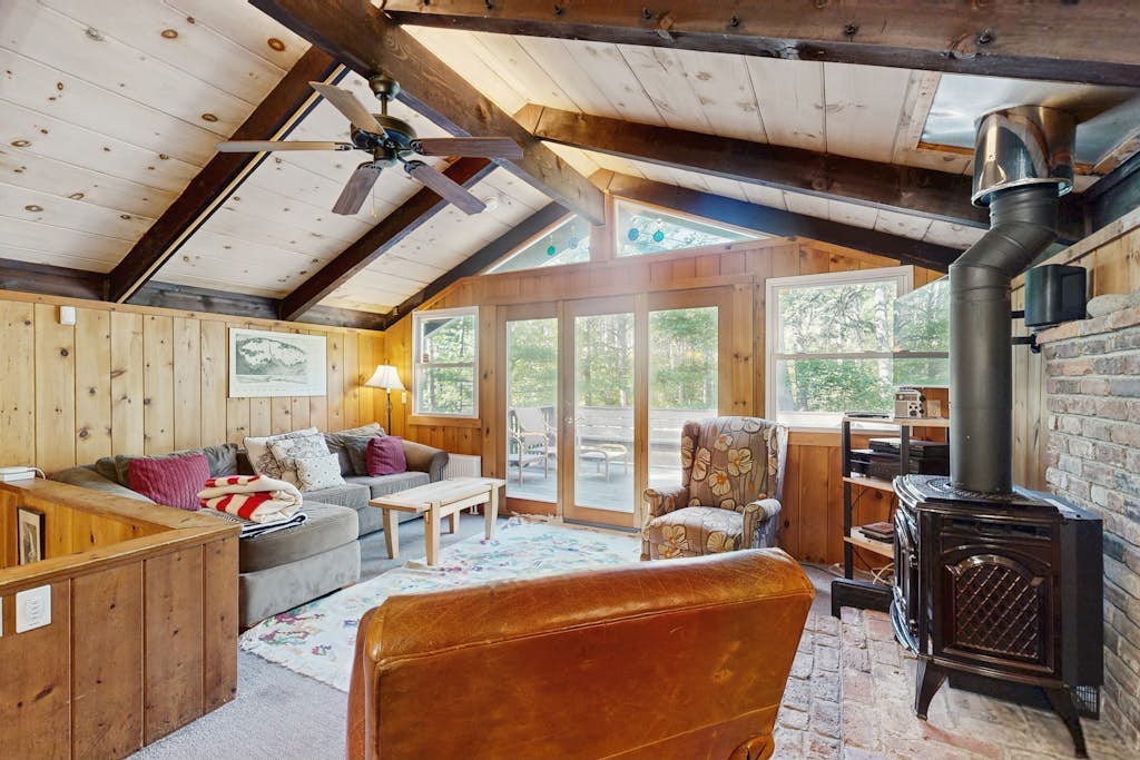 Two-story charming retreat w/deck, private gas grill, and private washer/dryer