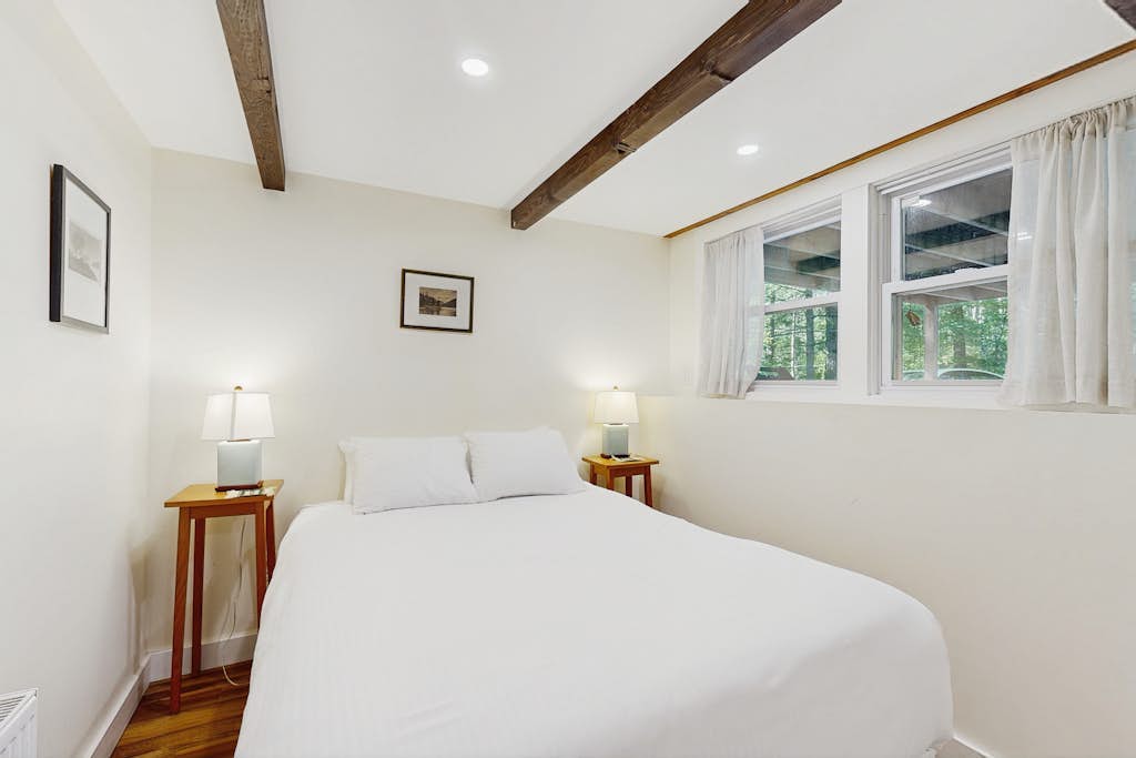 Two-story charming retreat w/deck, private gas grill, and private washer/dryer