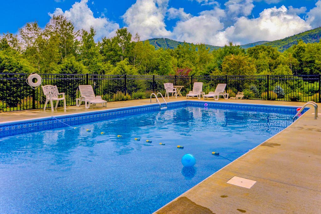 Condo w/ gorgeous Cranmore view, shared pool/tennis, AC & WiFi - near town