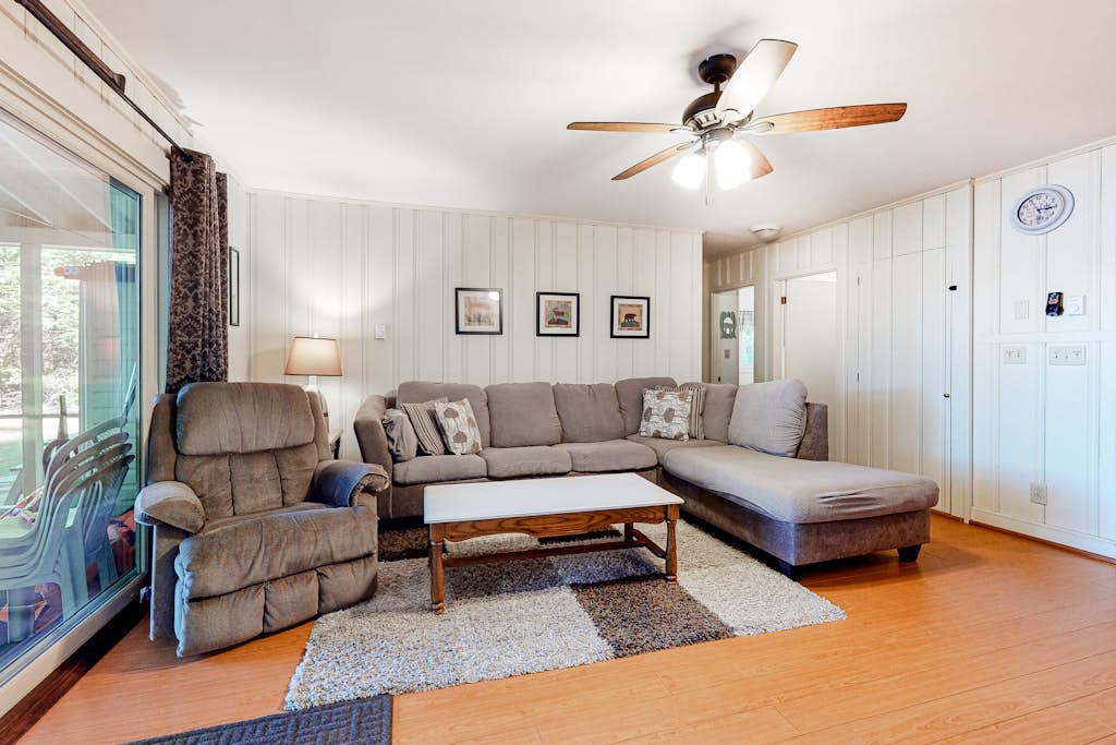 Lakefront cottage on Big Pea Porridge Pond w/ private dock, beach, kayaks, canoe