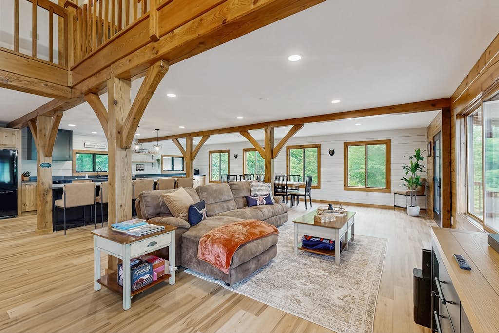 Spectacularly updated family mountain lodge w/deck & amazing views
