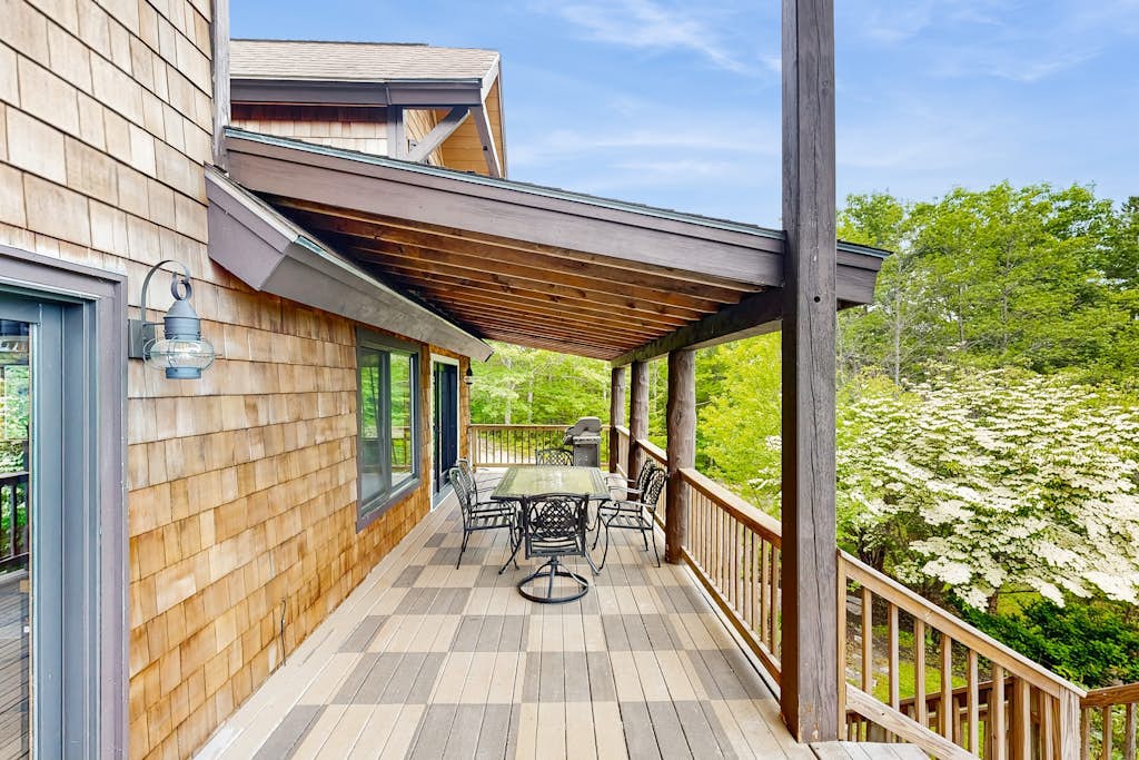 Spectacularly updated family mountain lodge w/deck & amazing views