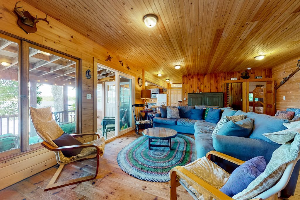 Lakeside home with private dock, firepit, grill, scenic balcony, fireplace & AC