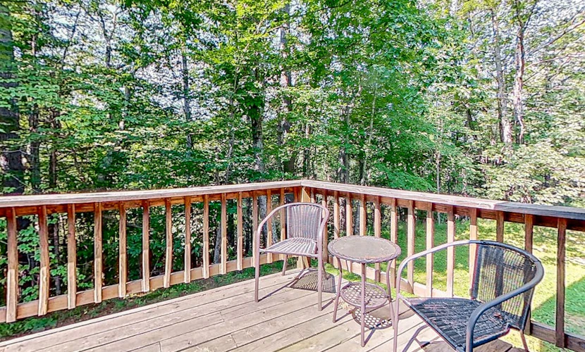 Cozy condo on the river with a wood-burning stove, deck & W/D - near skiing