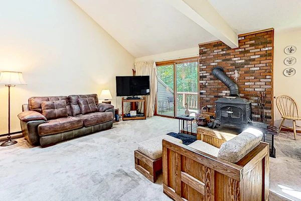 Cozy condo on the river with a wood-burning stove, deck & W/D - near skiing