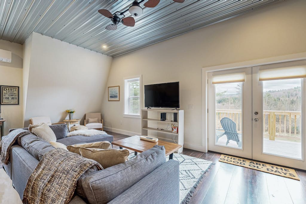 Mountain view retreat with furnished deck, kitchen, gas grill, & washer/dryer