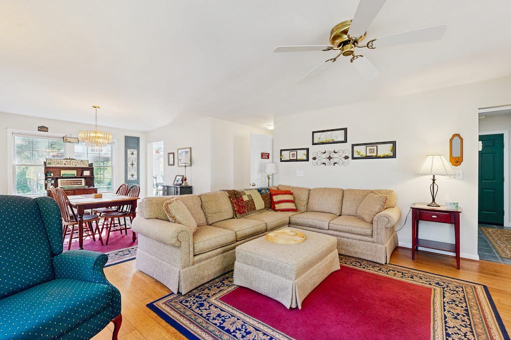 Private spacious mountain view w/ beach rights, hot tub, spacious deck & firepit