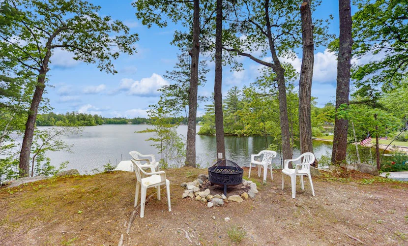 Lakeside cottage with beautiful water-views and outdoor fire pit