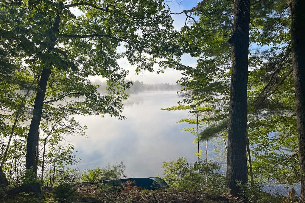 Lakeside cottage with beautiful water-views and outdoor fire pit