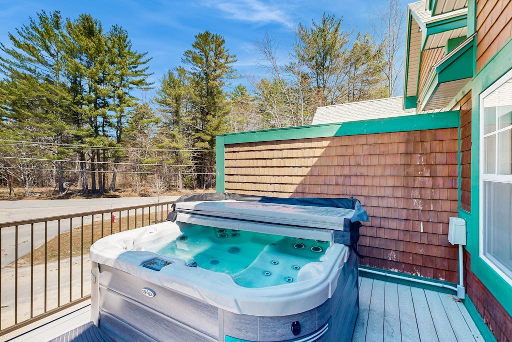 Mountainside townhome w/ hot tub:  walk to lift & downtown