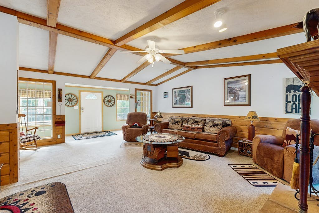 A dog (and your) paradise near town, skiing, hiking & local attractions
