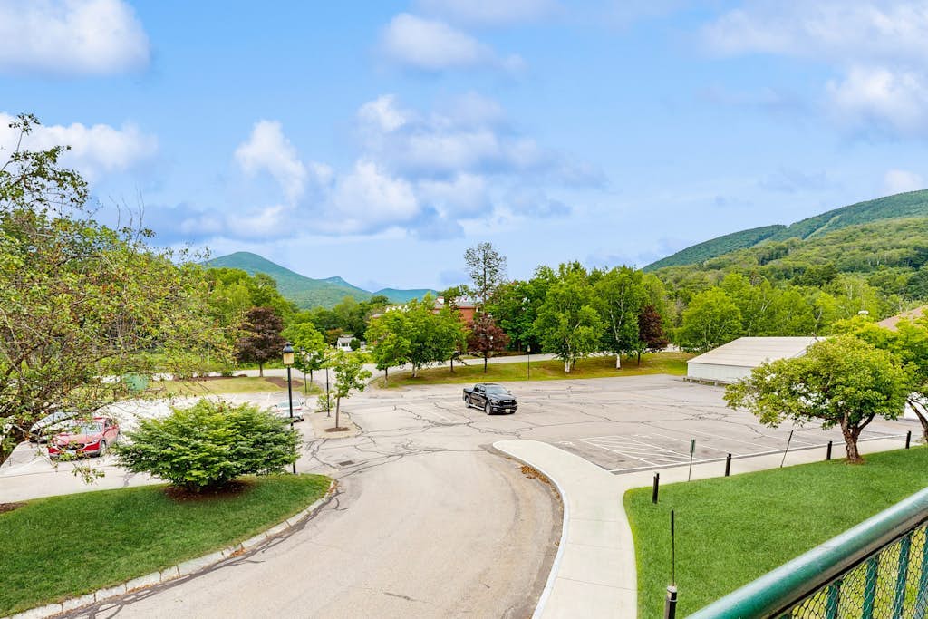 Charming 1BR Condo w/ pool, rec room, walk to lifts & town