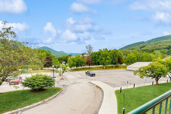 Charming 1BR Condo w/ pool, rec room, walk to lifts & town
