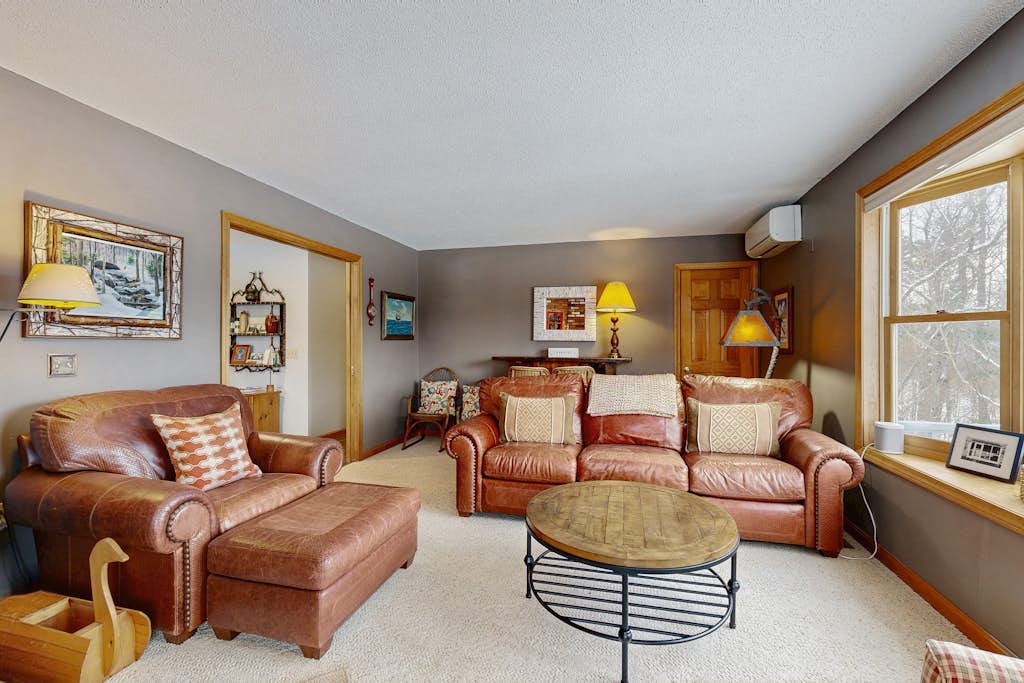 Mountain view home w/ large yard, W/D; near skiing, hiking and golf