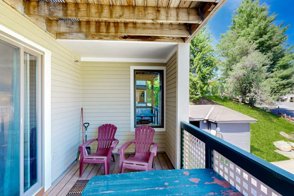 Ski-in/ski-out condo w/ deck, wood-burning fireplace, wifi, community amenities