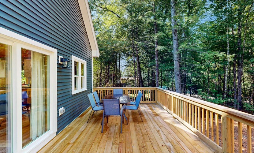 Peaceful new cabin, close to downtown, rail trail & beaches for all seasons fun