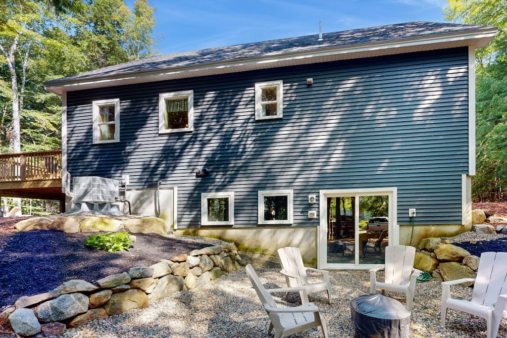Peaceful new cabin, close to downtown, rail trail & beaches for all seasons fun
