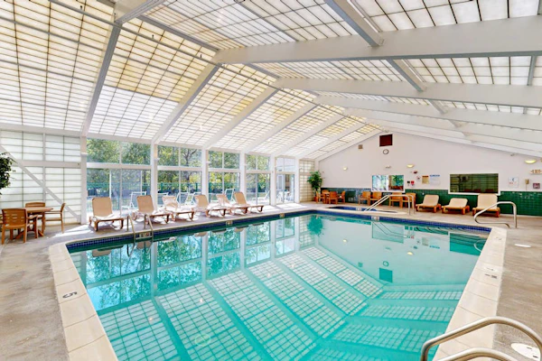 Mountainside Condo: walk to ski lift & town w/ pool & rec room