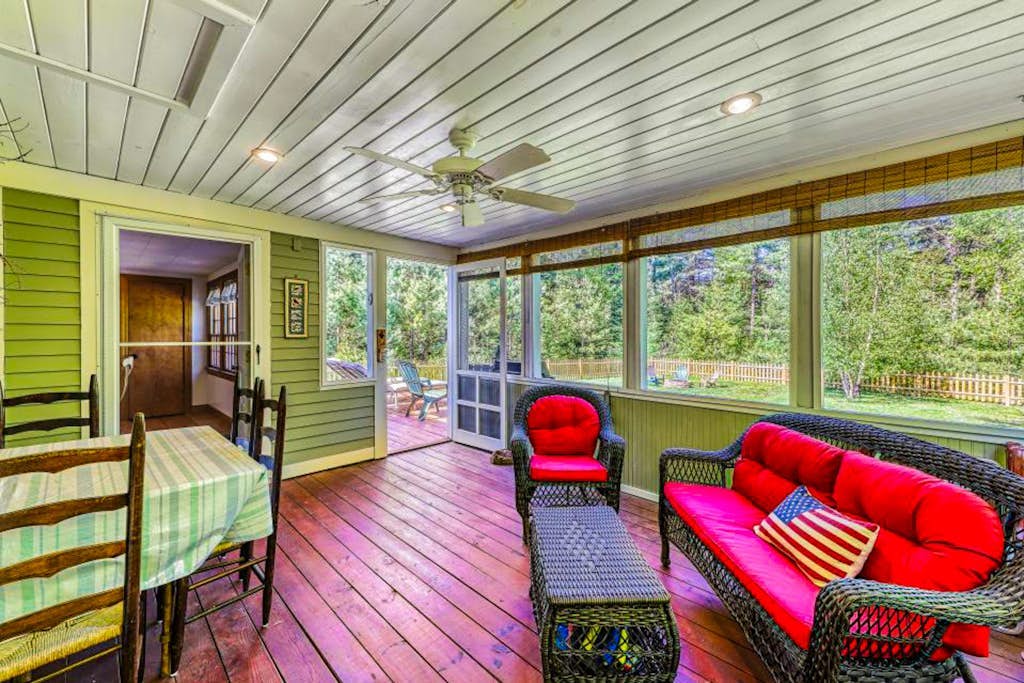 A Cozy, Dog-Friendly Cottage—Fenced Yard, Endless Year Round Adventures