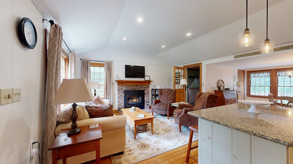 A Cozy, Dog-Friendly Cottage—Fenced Yard, Endless Year Round Adventures
