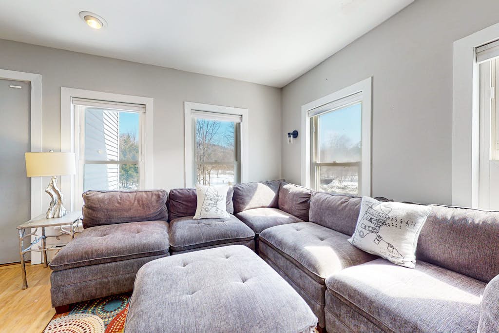 2nd-floor condo near Okemo Mtn with streaming, WiFi, partial AC, & full kitchen