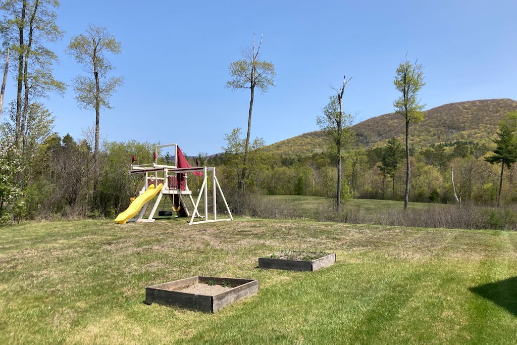 Mountain view home with large yard, lovely deck, pool table & fireplace