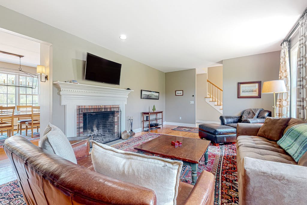 Mountain view home with large yard, lovely deck, pool table & fireplace