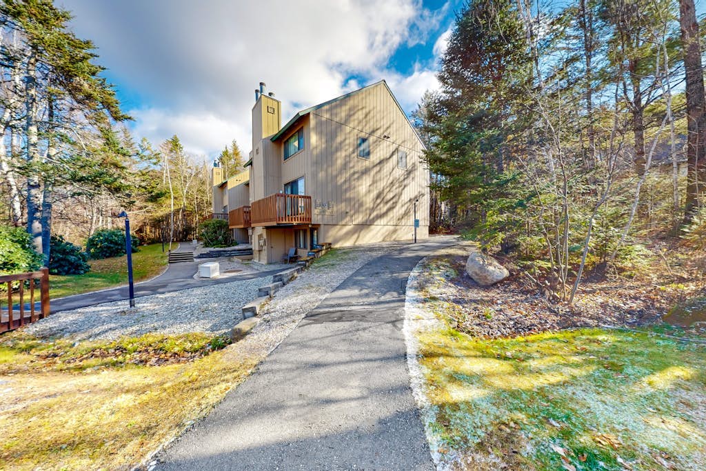 All-seasons condo with on-site golf, pools, athletic courts, gym, & EV charger