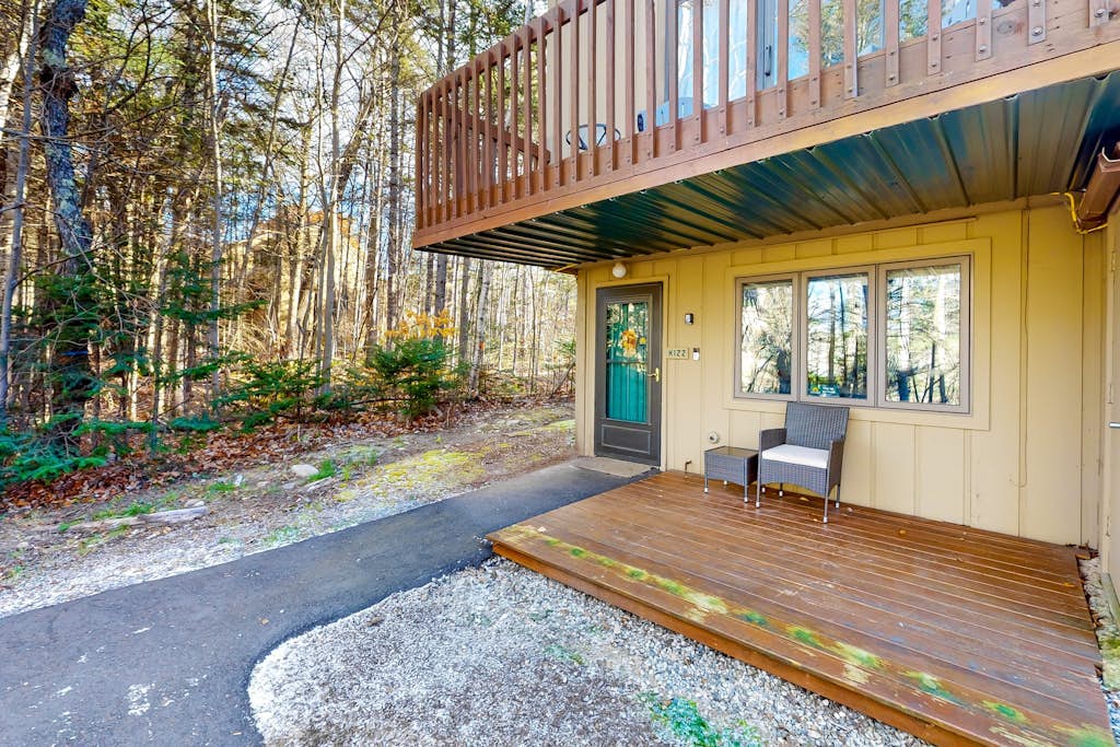 All-seasons condo with on-site golf, pools, athletic courts, gym, & EV charger