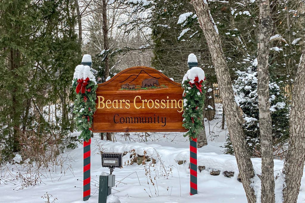 Bears Crossing home next to Mt. Snow with fireplace, game tables, pool & tennis
