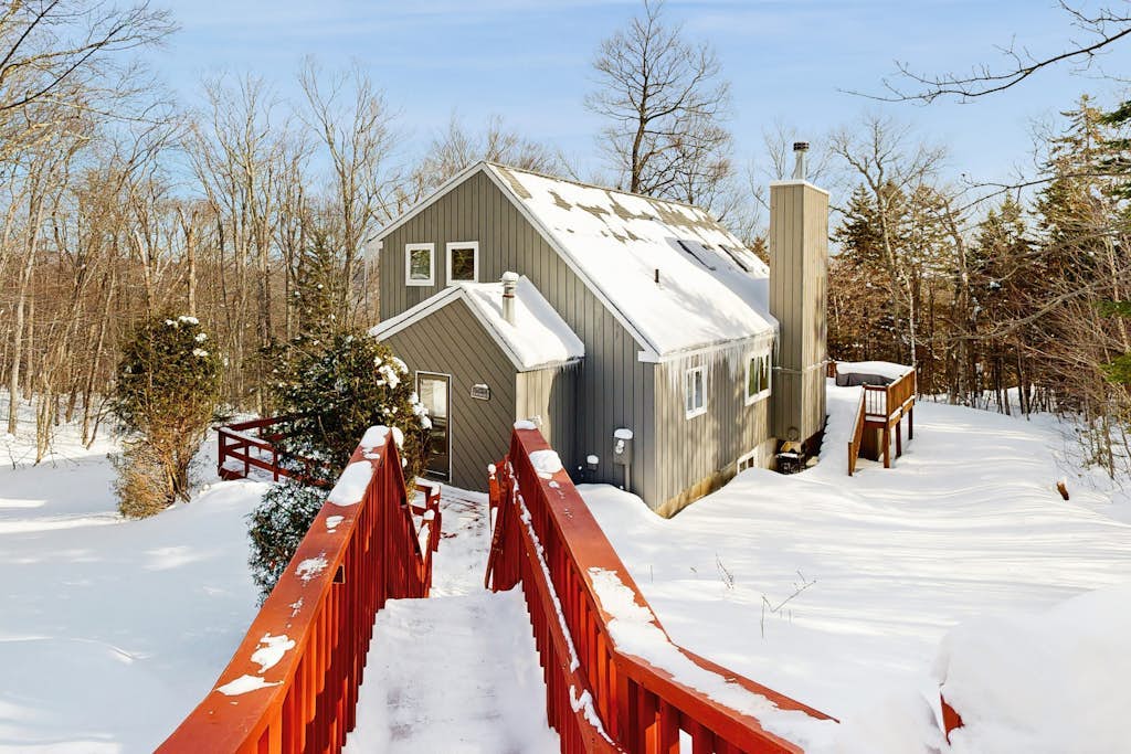 Bears Crossing home next to Mt. Snow with fireplace, game tables, pool & tennis