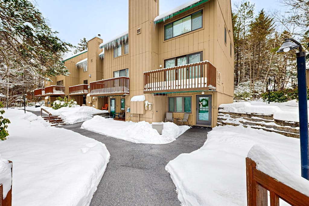 Cozy condo near town square & slopes w/ gas fireplace, pool/deck-Dog Friendly