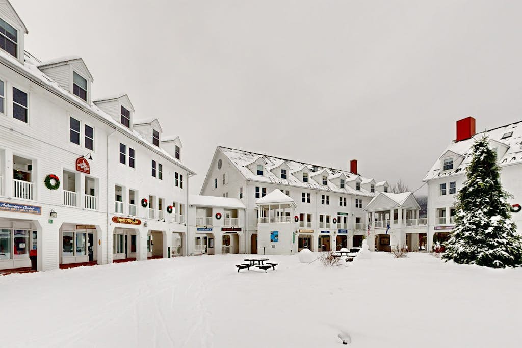 Cozy condo near town square & slopes w/ gas fireplace, pool/deck-Dog Friendly