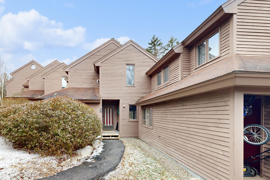 All-season landing pad with resort amenities, mtn views, & W/D - dog-friendly