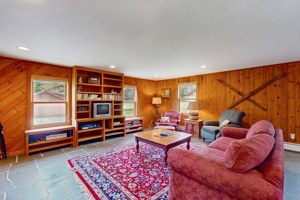 Converted silo apartment, peaceful grounds, two ponds, kitchenette, internet