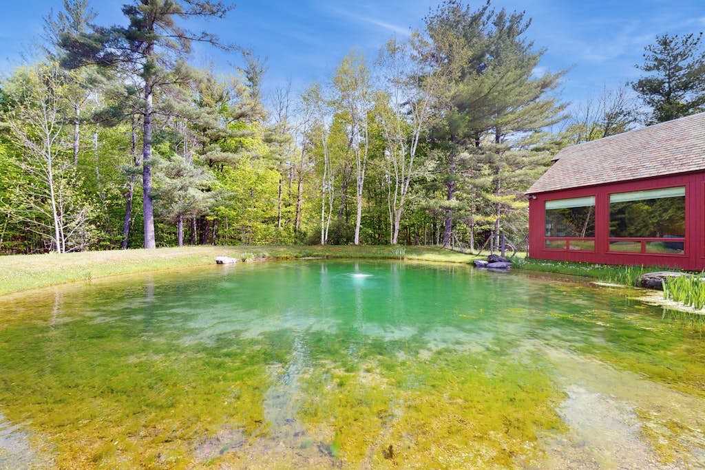 Converted silo apartment, peaceful grounds, two ponds, kitchenette, internet