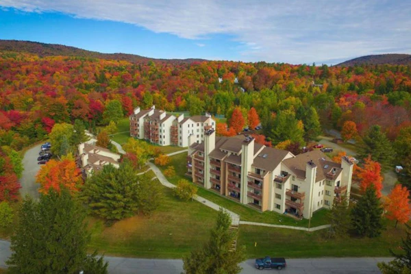 Cozy condo on Moover route w/ amazing views, fireplace, balcony, hot tubs, pool