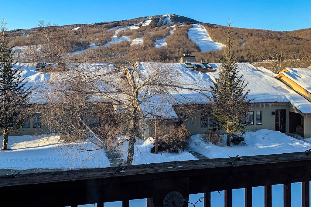 Cozy condo on Moover route w/ amazing views, fireplace, balcony, hot tubs, pool