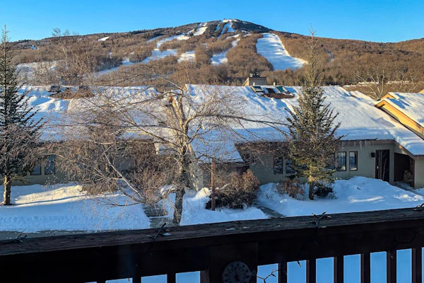 Cozy condo on Moover route w/ amazing views, fireplace, balcony, hot tubs, pool