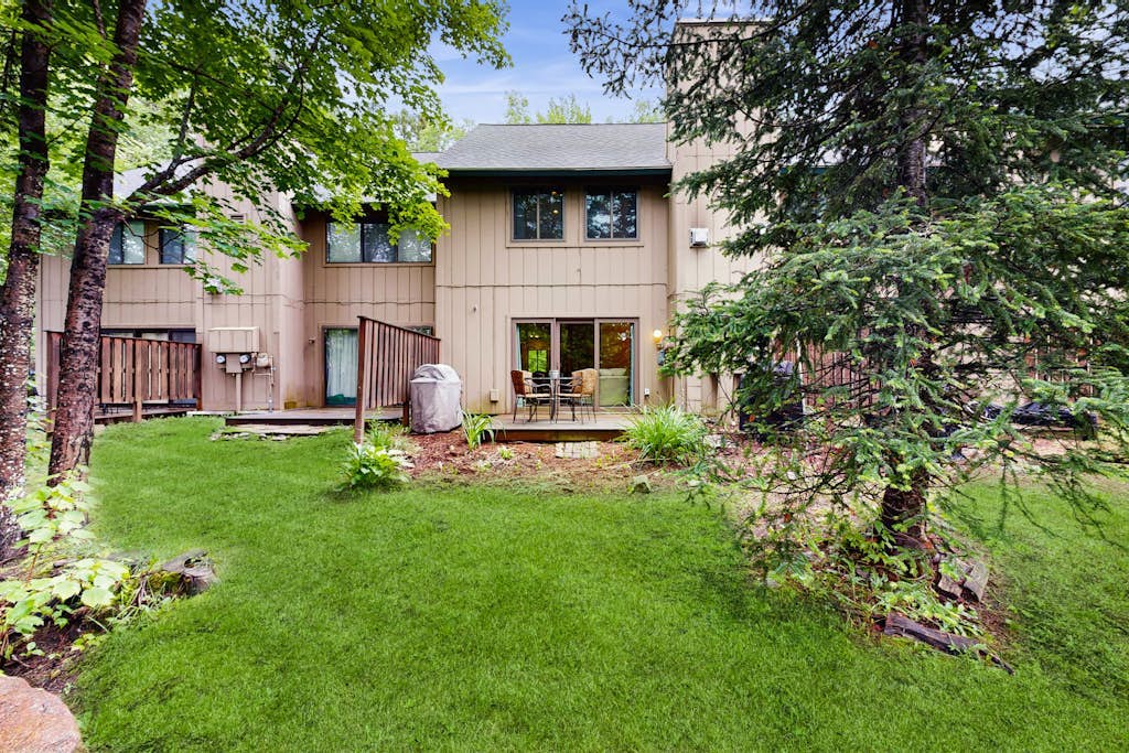 Mountain Townhome with private patio, walk to town