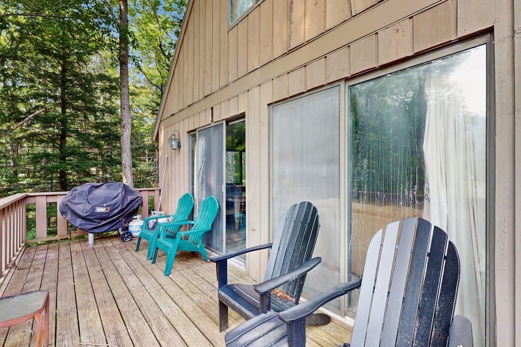 Cozy house close to Mt Snow w/ hot tub, balcony, bbq, two kitchens, w/d, wifi