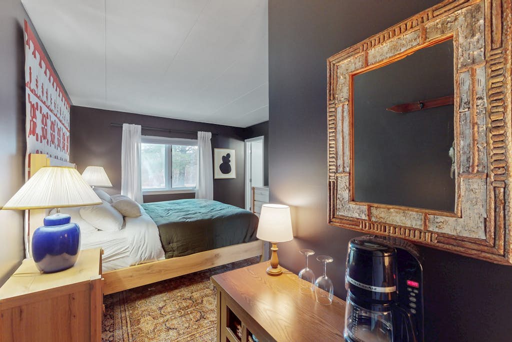 Studio w/ mountain view, shared pool, hot tub, sauna, tennis courts & shuttle
