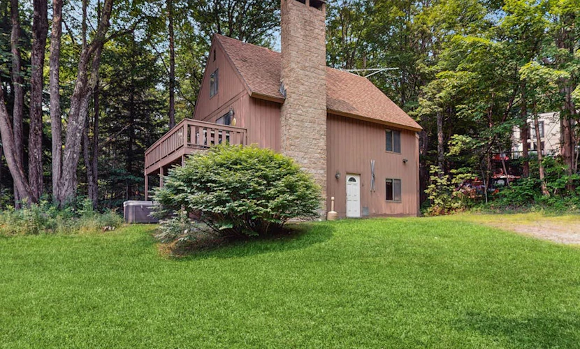 Cozy upper unit duplex, close to Mt Snow w/ balcony, bbq, fireplace, kitchen