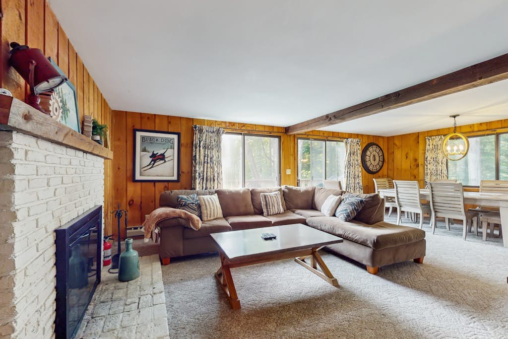 Cozy upper unit duplex, close to Mt Snow w/ balcony, bbq, fireplace, kitchen