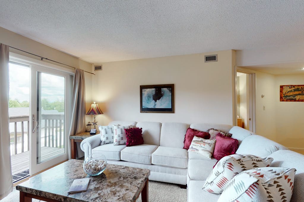 Ski-in/out mountainside condo close to everything with full kitchen - tranquil